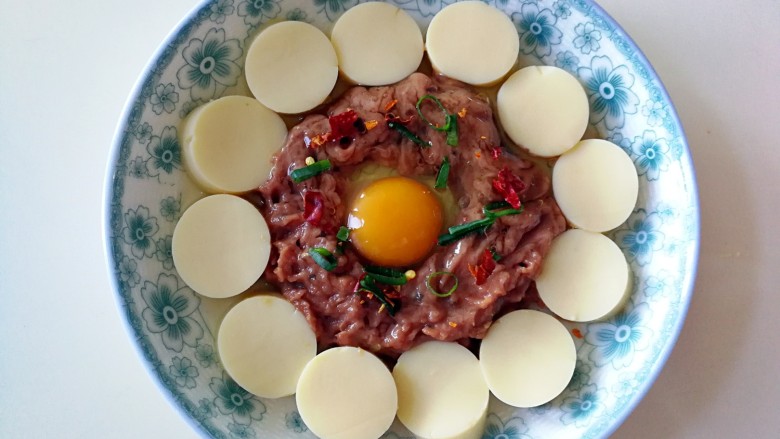 桔香豆腐蒸牛肉沫,把葱花和辣椒碎撒一点在牛肉沫表面(因为宝儿吃,所以放的很少)