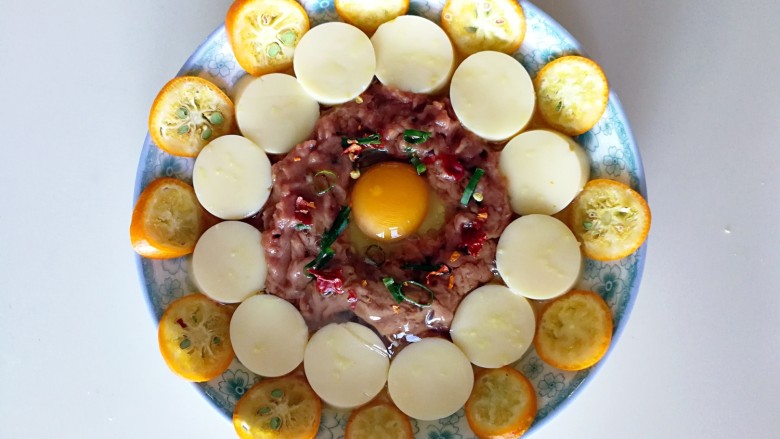 桔香豆腐蒸牛肉沫,把金桔片围着豆腐摆放一圈(这时候可以撒一点水在盘子里)