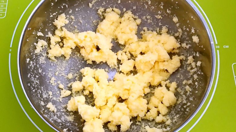 宝宝健康食谱 蛋黄动物饼干,用低速把砂糖和黄油打到融合