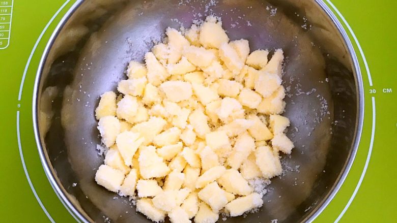 宝宝健康食谱 蛋黄动物饼干,把黄油和细砂糖简单搅拌一下,免得用打蛋器打发的时候砂糖飞溅