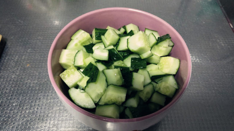 简单易学美容补钙的清炒虾仁,黄瓜先切成条，再切成1-2cm小块备用。