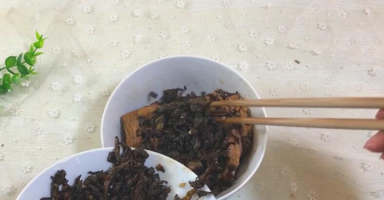 梅干菜扣肉,把炒好的梅干菜 铺在肉上