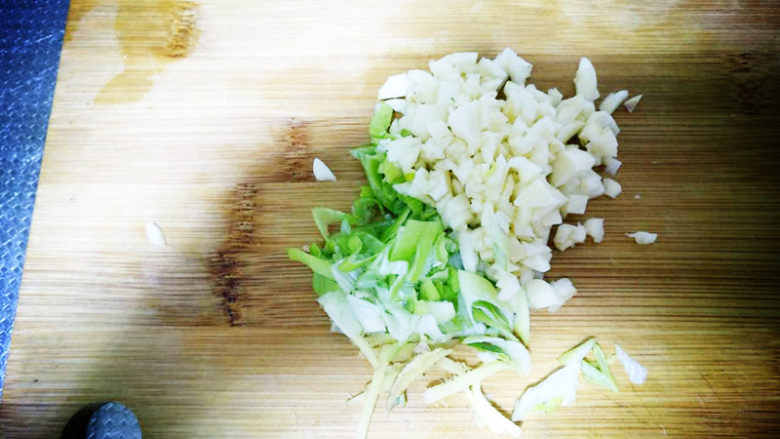 简单易学美容补钙的清炒虾仁,把葱姜蒜切成末备用