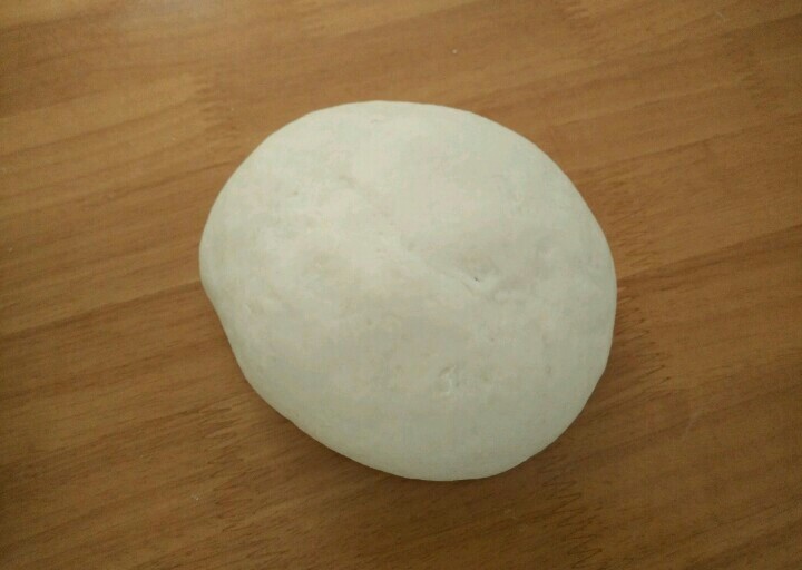 豌豆荚馒头,白色面团也一样揉成面团,饧半个小时。