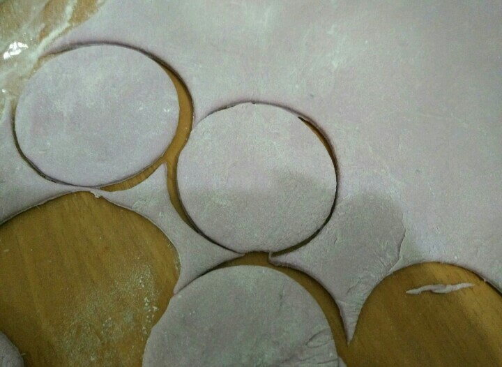 豌豆荚馒头,紫色面团充分排气后擀成片,厚大概有两个饺子皮叠起来的厚度。用饺子皮模具压出圆形。