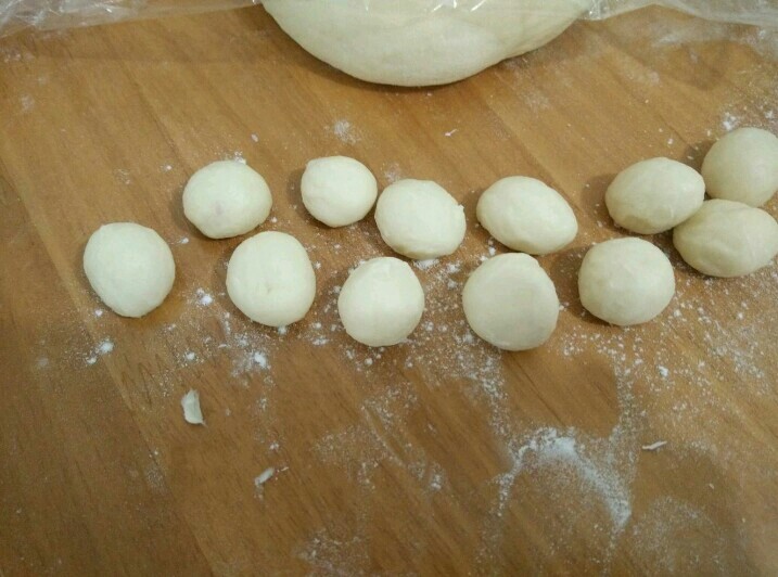 豌豆荚馒头,白色面团搓成小条,分割成小块,搓圆。(有玻璃弹珠大小就可以了)