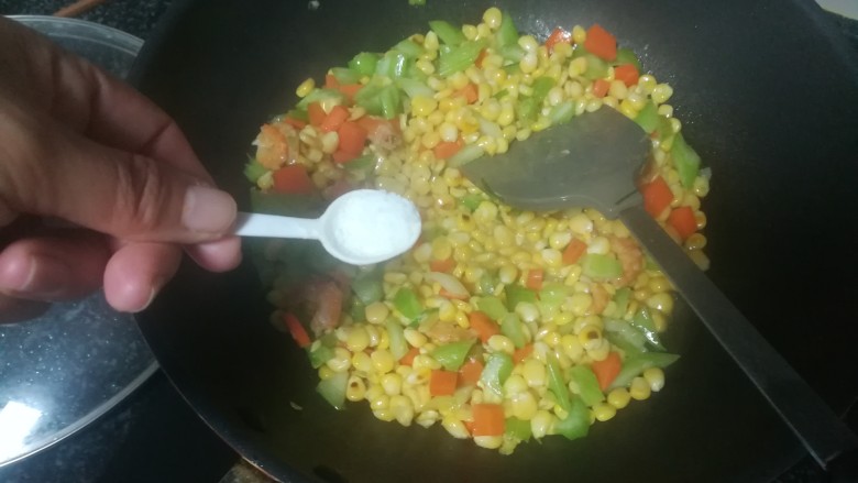 非常好下酒的椒盐玉米,加入一点点盐巴,因为还要加椒盐。