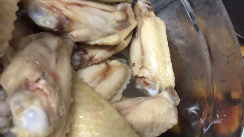 烧可乐土豆鸡中翅,差不多的时候用筷子戳一下土豆,如果筷子容易戳进土豆里,那么加入鸡翅,如果土豆还是比较硬就再稍微煮一下