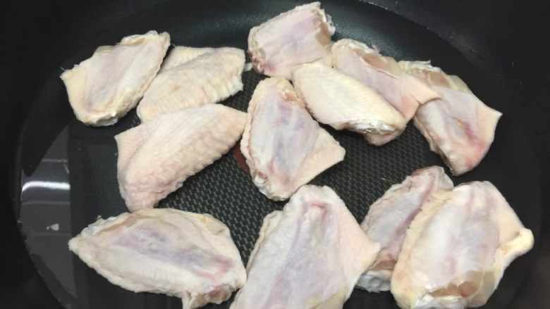 烧可乐土豆鸡中翅,鸡中翅和冷水一起下锅,开大火