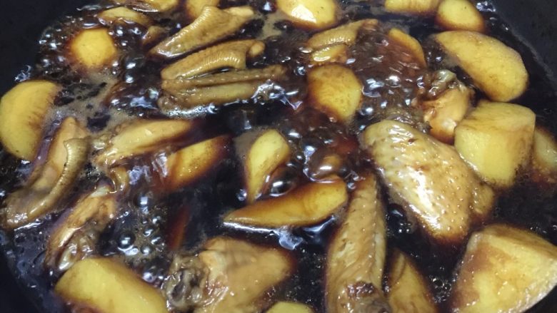 烧可乐土豆鸡中翅,转大火,烧开后转中小火继续煮