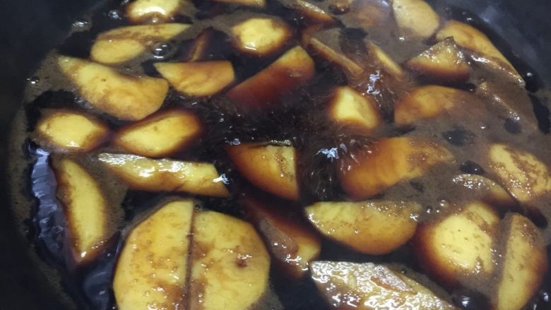 烧可乐土豆鸡中翅,开大火,煮开后转中火