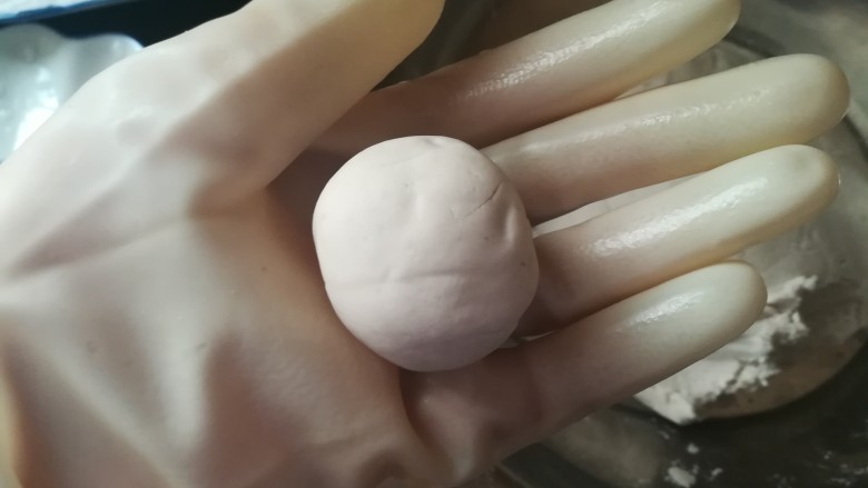 #客家美食#珍珠圆,开始做珍珠圆啦。
搓,搓,搓,先搓一个圆溜溜的剂子。