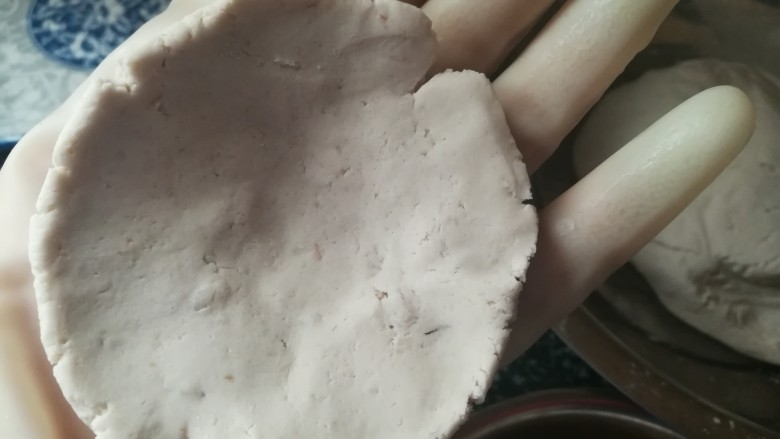 #客家美食#珍珠圆,把剂子用大拇指摊成一个薄圆形,如图所示。