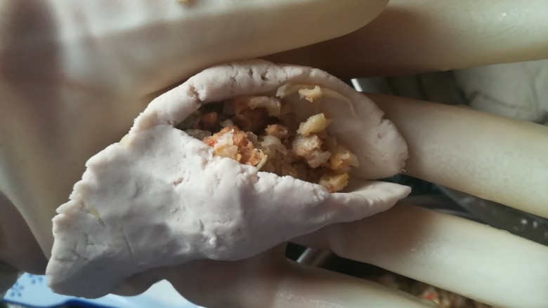 #客家美食#珍珠圆,像包饺子一样收口,捏紧。