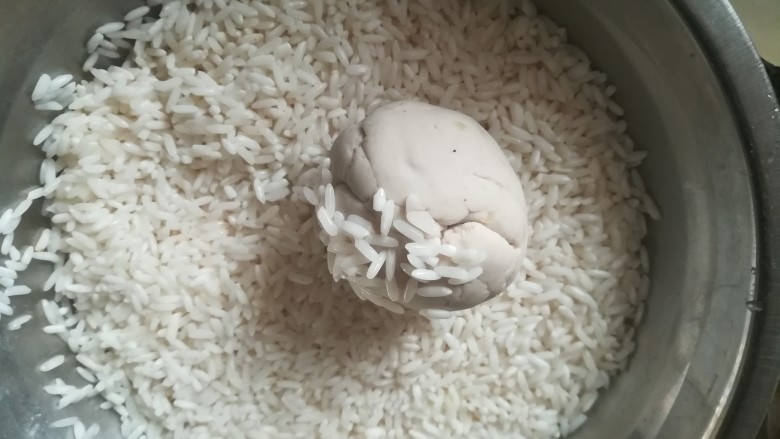 #客家美食#珍珠圆,把圆溜溜的剂子,在糯米里滚来滚去直到浑身沾满糯米。