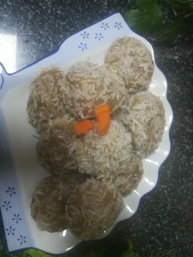 #客家美食#珍珠圆,成品图。
客家最具特色的——芋饺的孪生姐妹,就这样施施然地出炉啦。
糯米软软的,皮非常有弹性,香喷喷的,真的非常好吃,而且吃不腻。