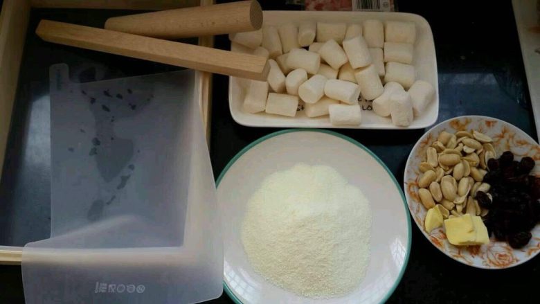 坚果蔓越莓牛轧糖,准备食材,分别按照重量称好装入容器里