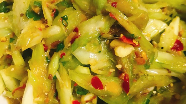 凉拌西芹,即可食用！