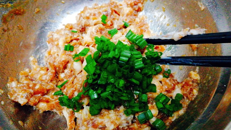 早餐饼--烫面千层葱香肉饼,香葱,搅拌均匀后包上保鲜膜