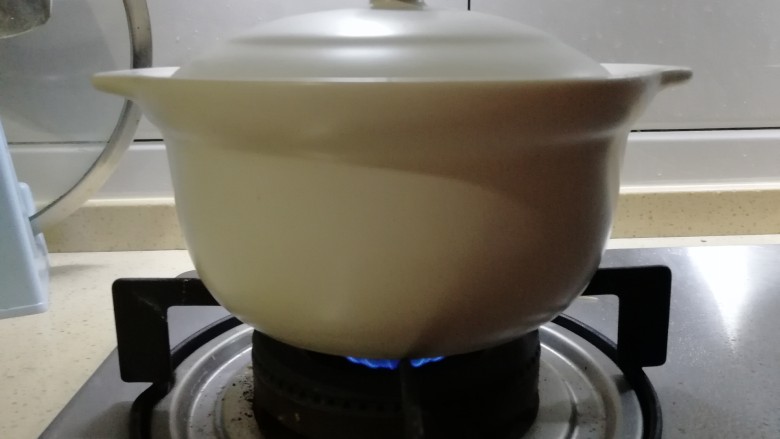 香肠煲仔饭,放入半杯米,水一手指高,先大火煮,煮一会转小火