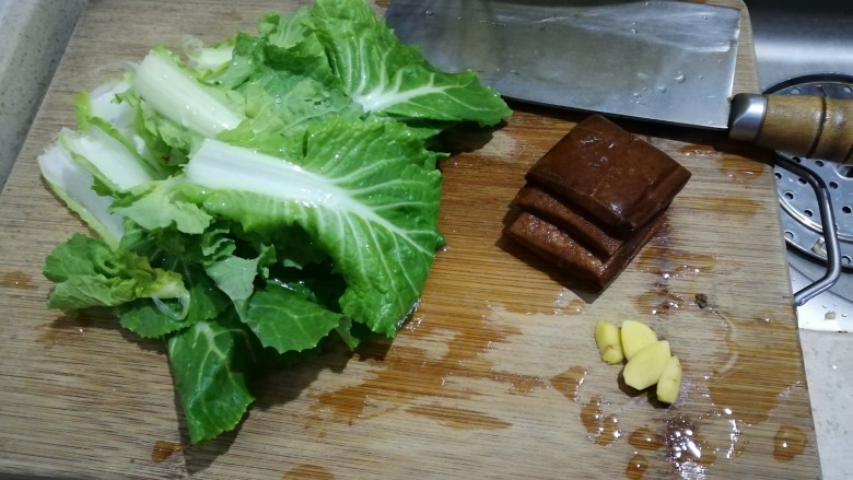 香肠煲仔饭,青菜洗干净一片片撕开,姜洗干净去皮切片,香干洗干净