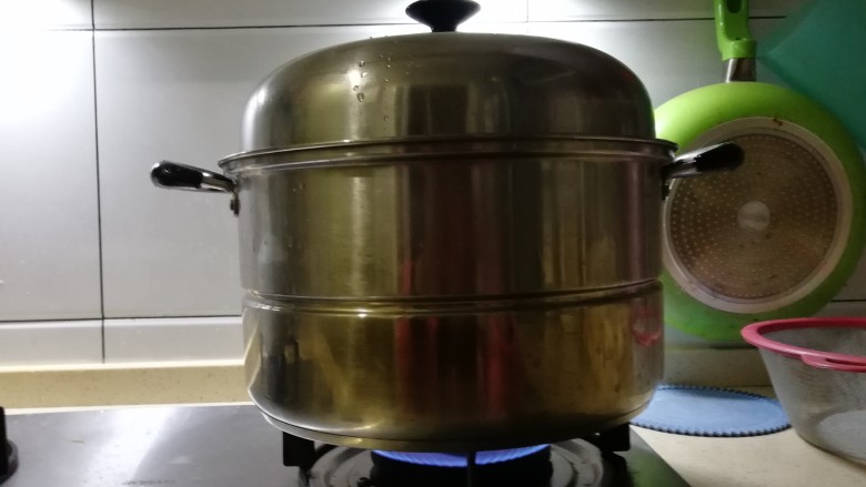 香肠煲仔饭,汤锅加水,大火煮开