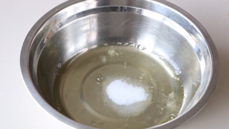 玉米面蒸糕,蛋清分次加入细糖打发;