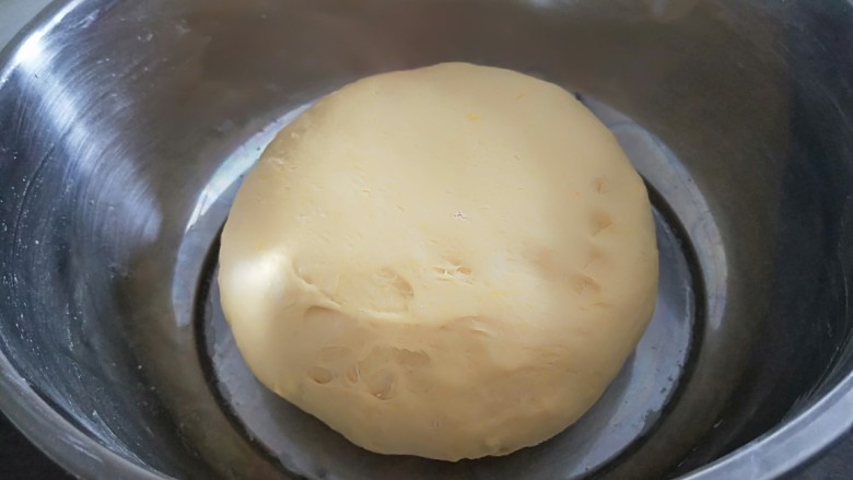 二龍戏珠南瓜面点,合好的面团要三光,盆光,面光,手光,哈哈,妈妈教的。