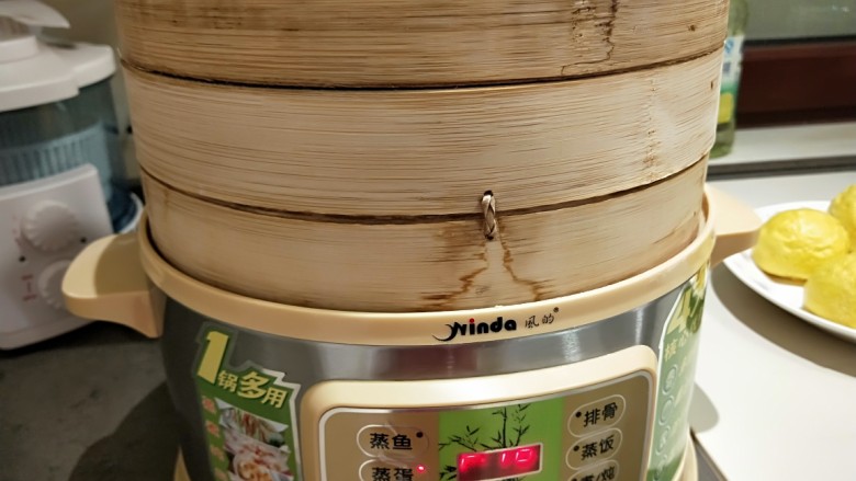 二龍戏珠南瓜面点,第二次发酵15分钟后,开始蒸16分钟即可,3分钟后打开。