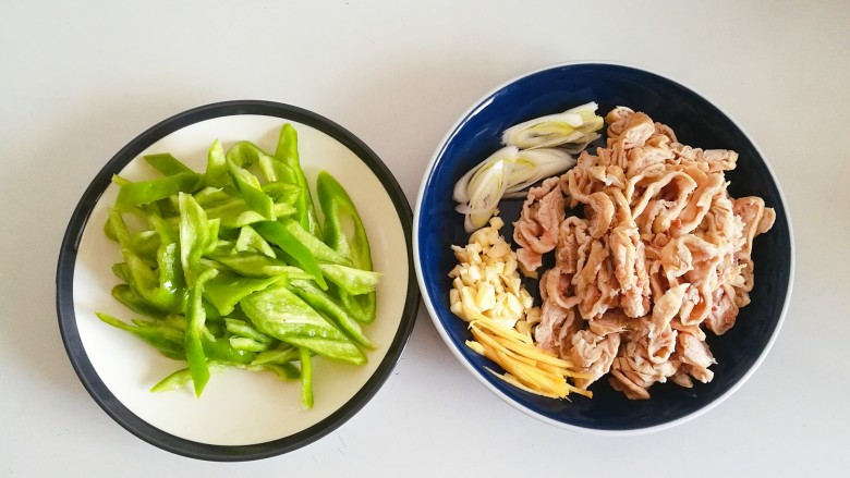 尖椒肥肠,将所有食材切好备用。