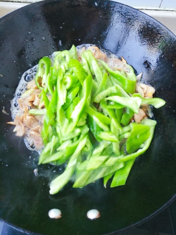 尖椒肥肠,炒出香味加入<a style='color:red;display:inline-block;' href='/shicai/ 8778'>尖椒</a>和盐，翻炒均匀即可。