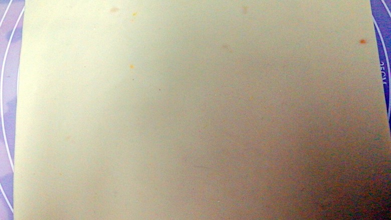 早餐饼--烫面千层葱香肉饼,取一份揉匀按扁擀成长方形的薄面片