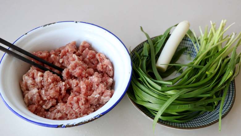 『韭菜饺子』,准备好所需食材；