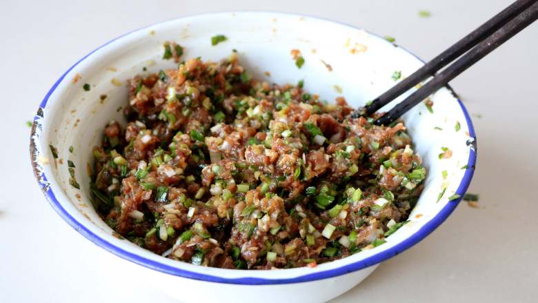 『韭菜饺子』,再次从一个方向拌至上劲即可;