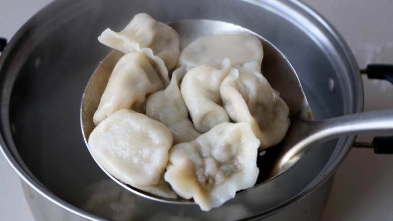 『韭菜饺子』,锅内加入清水煮开,放入饺子,分2次加入冷水煮开即可;