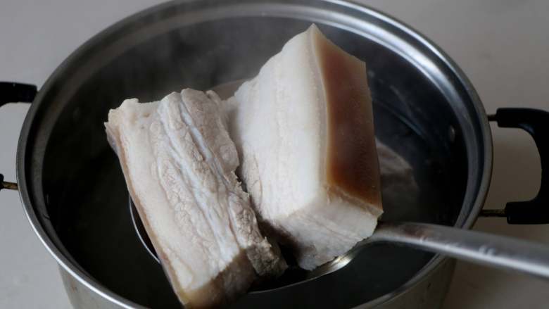黄花菜扣肉,2、<a style='color:red;display:inline-block;' href='/shicai/ 428'>五花肉</a>切段,冷水下锅焯去血水,沥干水分;