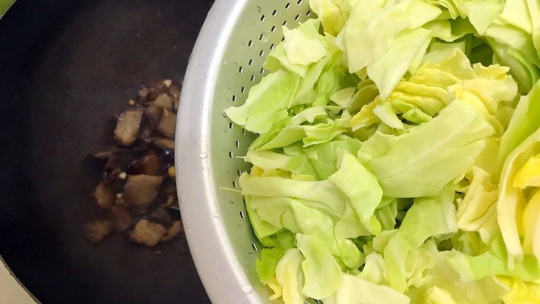 手撕椰菜辣椒炒酱肉,太浪费米饭,下椰菜