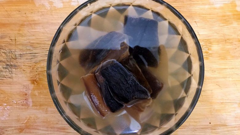 手撕椰菜辣椒炒酱肉,太浪费米饭,<a style='color:red;display:inline-block;' href='/shicai/ 1103'>酱肉</a>稍微冲洗一下之后用适量温开水浸泡