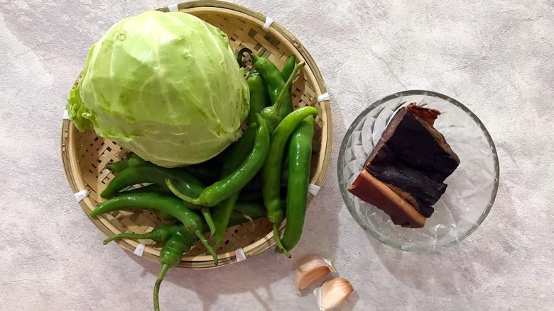 手撕椰菜辣椒炒酱肉,太浪费米饭,首先我们准备好所有食材