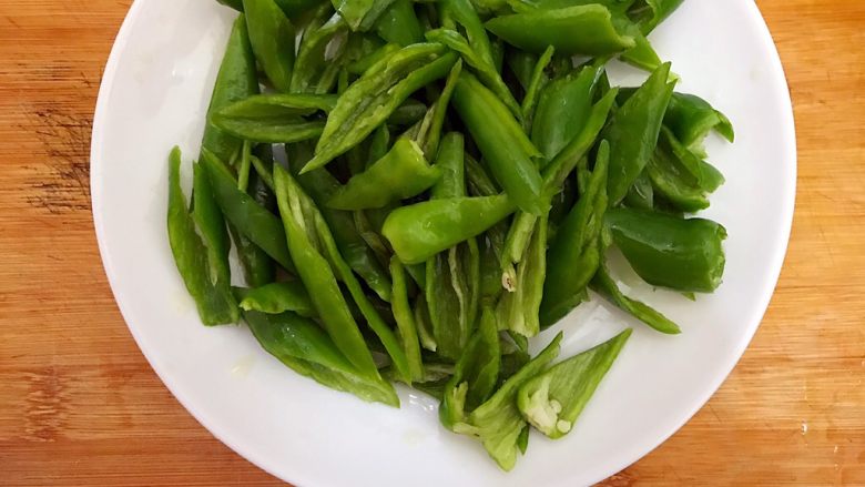手撕椰菜辣椒炒酱肉,太浪费米饭,斜45°切段,控干水分,备用