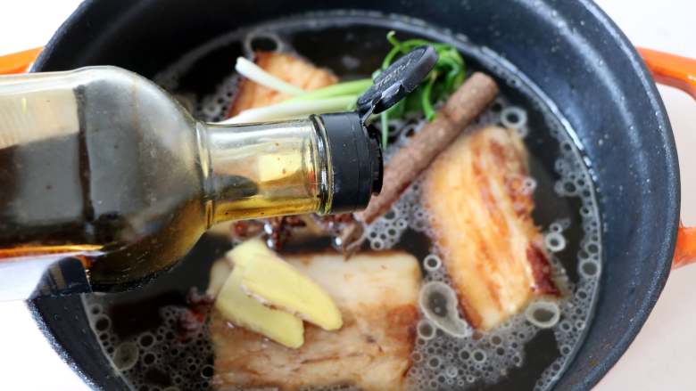 黄花菜扣肉,放入适量老抽;