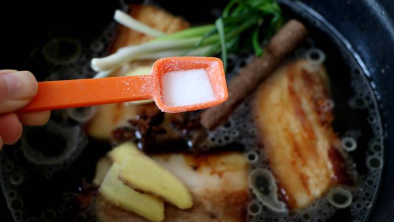 黄花菜扣肉,加入1勺盐,闷大约10分钟;