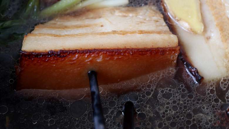 黄花菜扣肉,筷子可以戳进去即可;