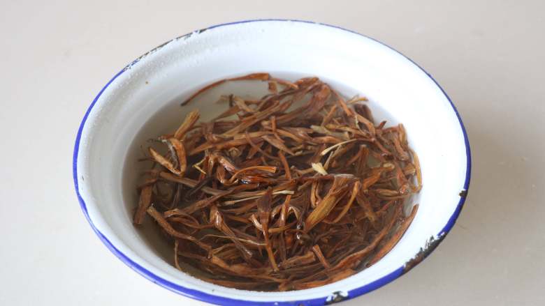 黄花菜扣肉,花黄菜浸泡清洗干净;