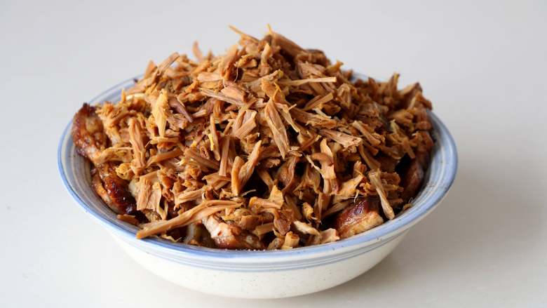 黄花菜扣肉,蒸好的五花肉倒出汤汁放上<a style='color:red;display:inline-block;' href='/shicai/ 127'>黄花菜</a>,再回锅蒸20分钟左右;