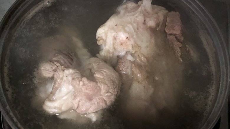 清爽大骨汤,水开后捞出血沫,取出筒子骨