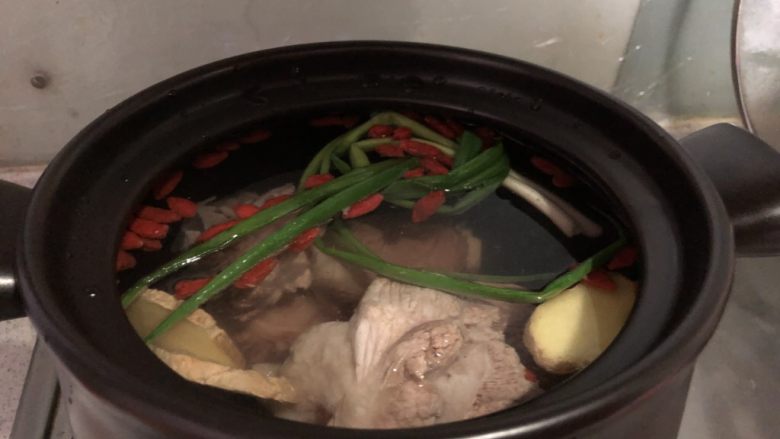 清爽大骨汤,直接放到砂锅里,大火烧开,转小火炖煮90分钟