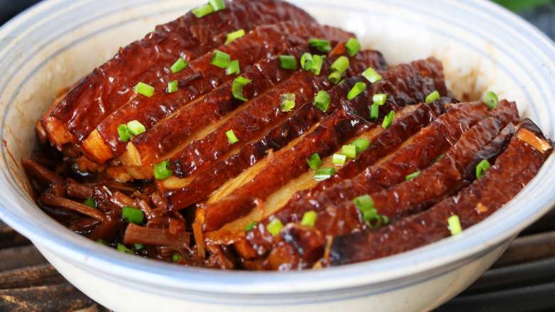 黄花菜扣肉,超级好看又好吃;