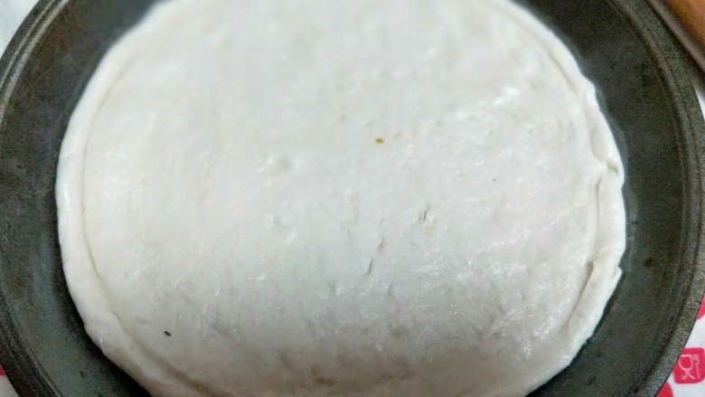 香甜玉米粒披萨,用擀面杖,好擀出磨具一样大的饼底,我的8寸披萨盘。用叉子扎满洞洞,防止饼皮烤的过程中,中间凸起。放入烤箱进行二次发酵约10分钟左右。