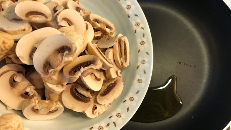 白汁蘑菇培根意面(意粉),热锅下油,加入口菇翻炒。
用黄油的话会更香哦。